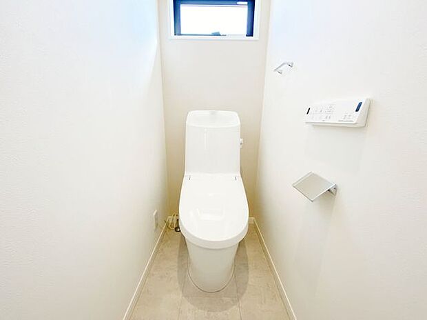 清潔感あふれるトイレで快適な毎日をサポートします。お手入れも簡単で、いつでも清潔に保てます。