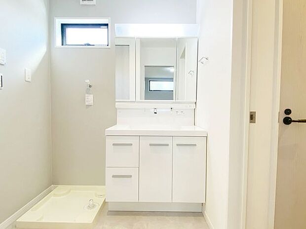 シャンプードレッサーには座って身支度できるスペースもあり、お風呂上がりのドライヤーや朝のお化粧も楽々。