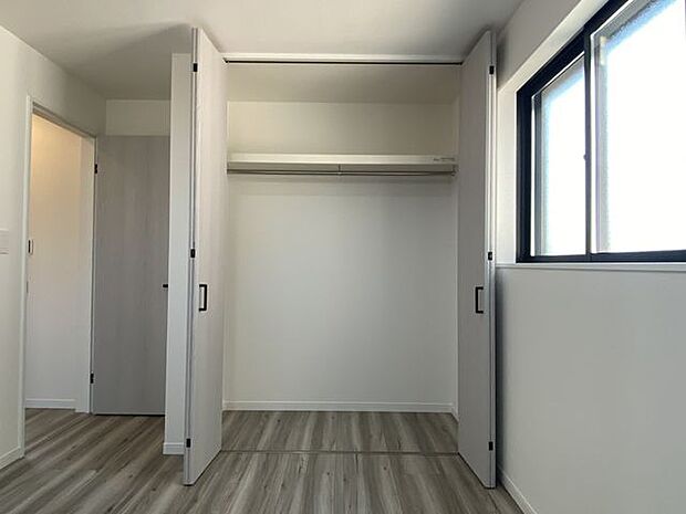 毎日の片付けがスムーズになる、使いやすい収納です。収納スペースが豊富にあるため、日常の物を効率よく整理整頓できます。片付けが楽しくなる工夫が満載で、快適な生活を実現します。