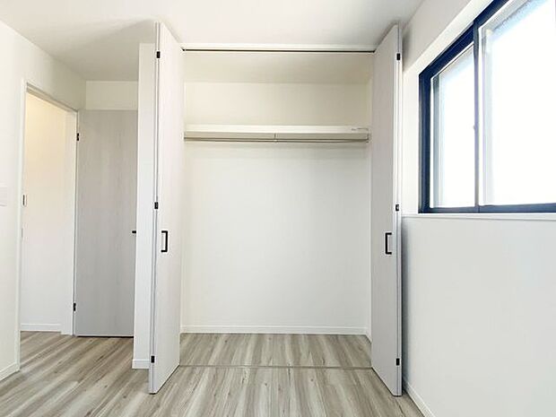 毎日の片付けがスムーズになる、使いやすい収納です。収納スペースが豊富にあるため、日常の物を効率よく整理整頓できます。片付けが楽しくなる工夫が満載で、快適な生活を実現します。