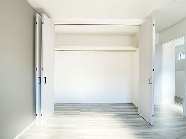 スタイリッシュな収納で、お部屋を美しく保てます。デザイン性に優れた収納は、インテリアの一部としても楽しめます。おしゃれな空間を演出しながら、機能的に物を整理整頓できます。