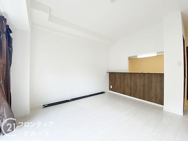 広いリビングは、家族が自然に集まることができる居心地の良い空間。たっぷりの光が差し込み、明るく温かみのある雰囲気が魅力です。シンプルでありながら、リラックスできる空間で、毎日が心地よく過ごせます。
