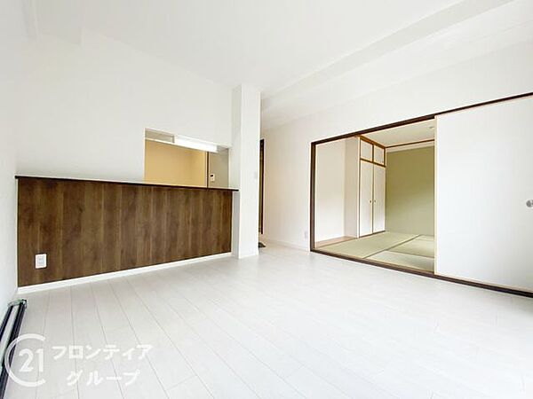 広々としたリビングは、家族全員が快適に過ごせる空間です。シンプルでありながら温かみのあるデザインが特徴で、どんなインテリアにも合わせやすく、日々の生活を豊かにし、くつろぎの時間を演出します。