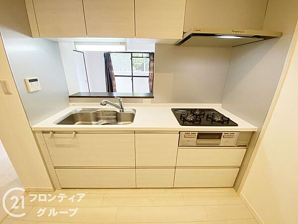 明るく広々としたキッチンは、料理がしやすい動線を考慮した設計。使い勝手の良い収納が豊富で、効率よく作業できます。シンプルなデザインながら機能性を兼ね備え、快適な調理空間を提供します。