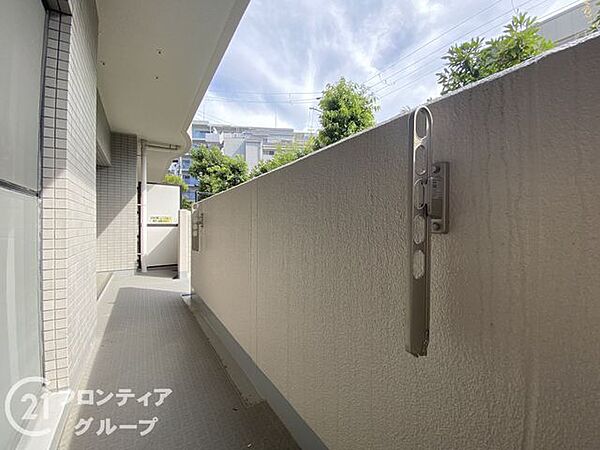 広々としたお庭があり、日々の暮らしにゆとりをもたらします。ガーデニングやアウトドアの活動に最適なスペースが広がっており、ご家族で楽しめる空間が広がっています。お好きなレイアウトで自由に使える庭です。