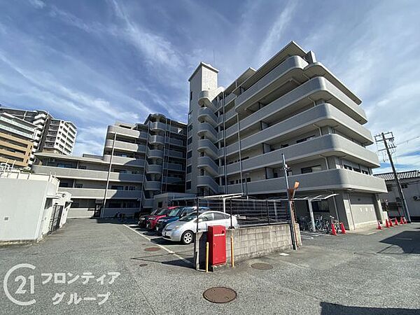 駐車場は敷地内にゆとりをもって配置されており、車両の出し入れが快適。区画整備も丁寧で、見通しの良さと安全性が魅力です。来客用のスペースとしても活用しやすく、住まう人に優しい配慮がされた駐車環境です。