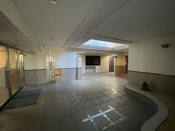 ロビー内の通路スペースは、落ち着いた雰囲気と清掃の行き届いた環境が特徴。普段は目立たない場所ながらも、快適な動線を確保し、住まい全体の印象を高め、居住者にとって使いやすい空間となっています。