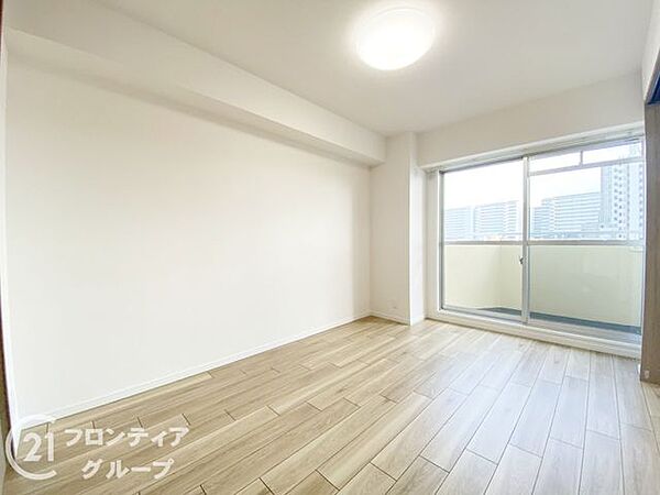 明るい日差しが差し込む洋室は、リラックスできる空間です。広々としたスペースで、家具の配置も自由自在です。プライベートの時間もゆったりくつろぐことができそうです。