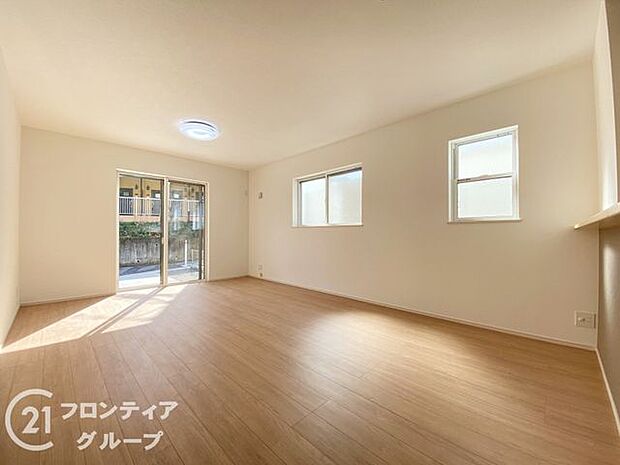 シンプルで美しいデザインのリビングは、お好みのインテリアにコーディネイトしやすく、家族がやすらぐ癒しの空間が作れますね。