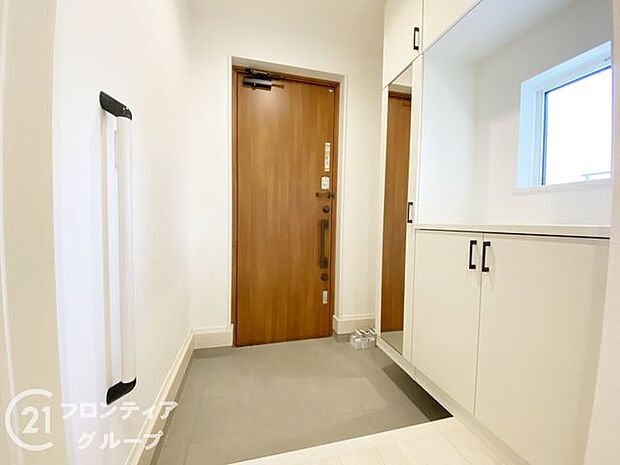 玄関は防犯性の優れたダブルロックドアです!