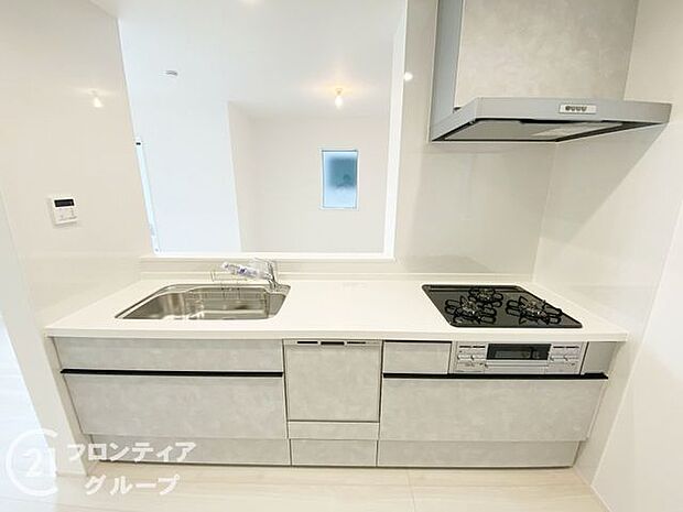 過熱防止センサー付きガスレンジを採用しており、自動で火が止まるから安心!人造大理石ワークトップやキッチンパネル、浄水器一体化水栓など、奥様に嬉しい設備!