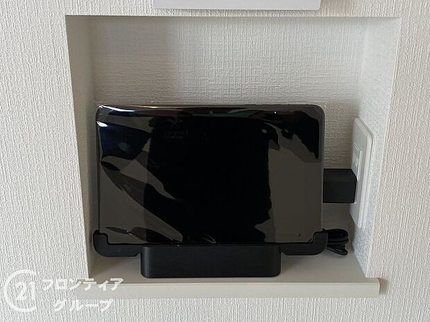 ハンズフリー機能を備えたカラーモニターインターホンを採用!お料理中などで手が塞がっていても便利に応答可能です!夜間の映像確認機能もついていて、安心ですね!