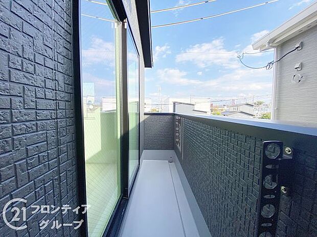 日当たりの良いバルコニーは、お洗濯が多いときも安心!たくさん干してもカラっと乾きそうです!