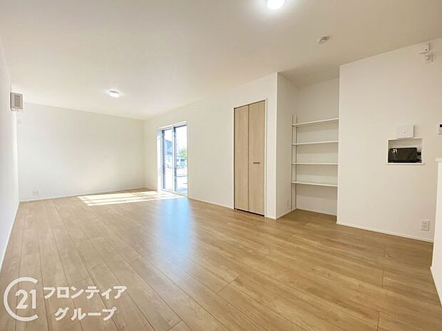 シンプルで美しいデザインのリビングは、お好みのインテリアにコーディネイトしやすく、家族がやすらぐ癒しの空間が作れますね。