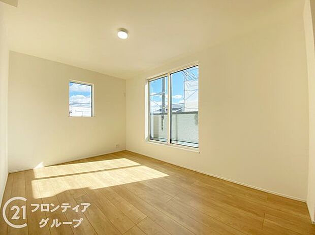こちらのお部屋はバルコニーに面しており、日当たり、通風ともに良好です！お布団などもサッと干せて便利ですね