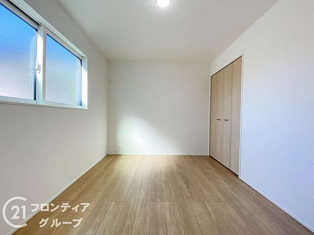 子ども部屋や寝室に用途多彩な明るい洋室