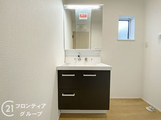 収納たっぷりのキャビネットは、使いやすく清潔感のある洗面室に！