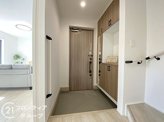 玄関は防犯性の優れたダブルロックドアです!