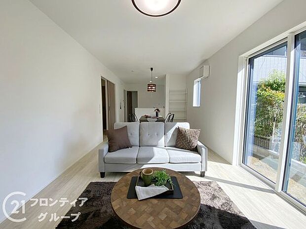 LDKには大きな窓からたくさんの光が入り、明るく、開放的な空間を演出してくれます。お友達が遊びに来た時も自慢のリビングになりますね!