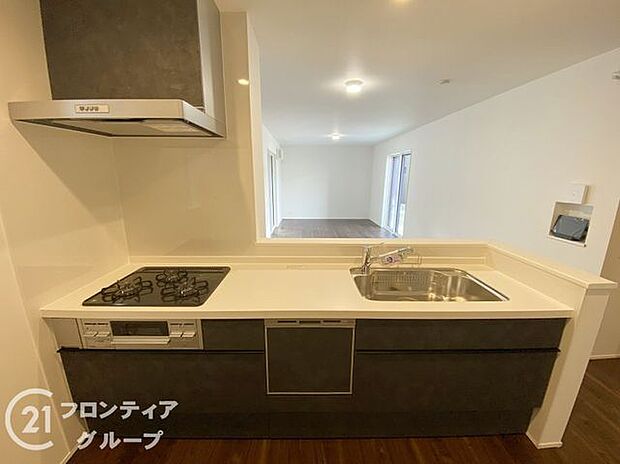 過熱防止センサー付きガスレンジを採用しており、自動で火が止まるから安心!人造大理石ワークトップやキッチンパネル、浄水器一体化水栓など、奥様に嬉しい設備!