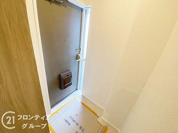 外部からの視線を遮り、落ち着いた雰囲気を演出する玄関。シンプルなデザインと防犯性を備え、日々の暮らしに安心感と快適さをもたらし、プライバシーを守るとともに、居住者に心地よい空間を提供します。