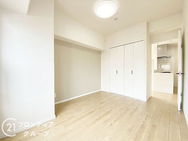 落ち着いた色合いとシンプルな内装が魅力の寝室。ゆとりある空間で家具の配置もしやすく、快適な眠りとリラックスタイムを演出します。採光や通風も良好で、一日の疲れを癒す理想のプライベート空間です。