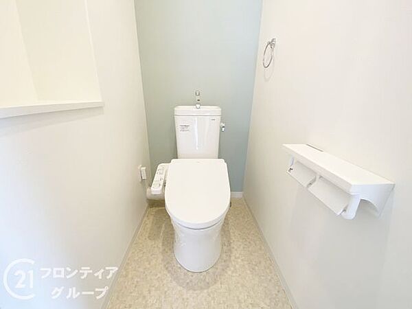 清潔感があり、使いやすさを重視したトイレ。シンプルで機能的なデザインが快適な使用感を提供します。落ち着いた雰囲気の中で、日常的で便利に使用できる空間が整い、毎日の生活をサポートします。