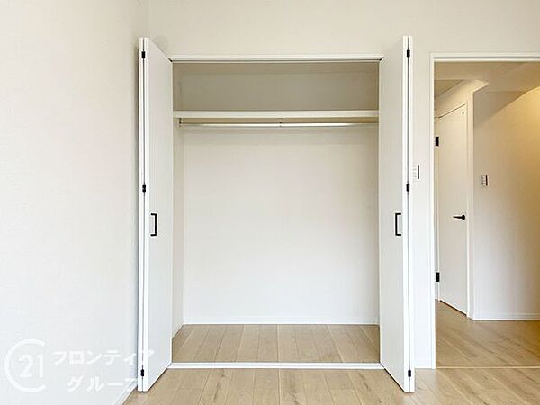 すっきりと片付けられる便利な収納スペース。衣類や季節用品などを効率よく整理でき、暮らしの快適さがアップします。居室の広さを活かし、ライフスタイルに合わせた使い方ができるのが魅力です。