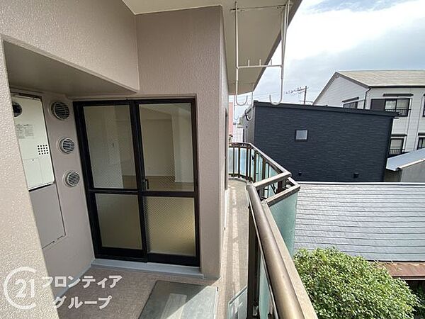 ゆったりとした奥行きと幅を確保したバルコニー。布団や洗濯物もまとめて干せるサイズ感で、家事の効率もアップ。イスやグリーンを置いて、癒しのアウトドア空間を作るのもおすすめです。