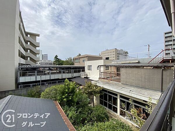 バルコニーからは遠くまで視界が開け、空の広がりや緑が感じられる開放的な眺望で、陽当たりや風通しも良好。天気の良い日は、ゆったりとした気分で景色を楽しめ、リラックスしたひとときを過ごせます。