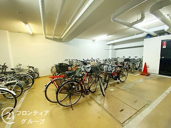 雨の日でも濡れにくい室内駐輪場を備え、自転車の管理も安心。セキュリティにも配慮された設計で、お子さま用や通勤用の自転車も快適に保管できます。毎日の使いやすさにこだわっており、快適な利用が可能です。