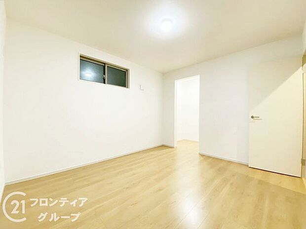 洋室は、落ち着いた色合いのフローリングが特徴です。インテリアのアレンジが楽しめる、魅力的な空間です。