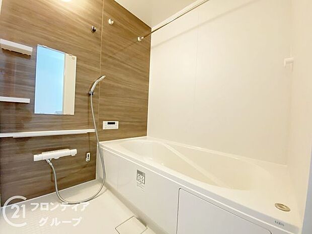 ゆったりと脚を延ばして、1日の疲れを癒せます。窓があるのでこまめに換気ができ、清潔感を保てます。落ち着いた色合いは、心を穏やかにし、リラックスタイムをより豊かにします。