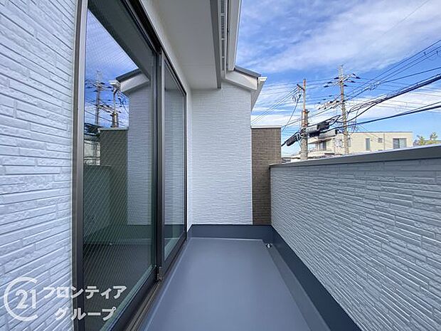 開放感あふれるバルコニーで、心地よい風を感じながらリラックスできます。隣接しているリビングと洋室は陽当たり・通風良好です。