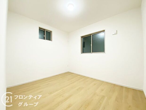 明るい日差しが差し込む洋室は、リラックスできる空間です。広々としたスペースで、家具の配置も自由自在です。プライベートの時間もゆったりくつろぐことができそうです。