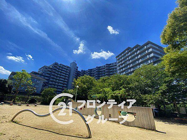 モダンなデザインが際立つ外観は洗練された雰囲気を漂わせます。周囲の景観に溶け込みつつ、住まう人のセンスを引き立て、日常を特別に感じさせる素敵な空間です。どこか温かみのあるデザインが魅力です。