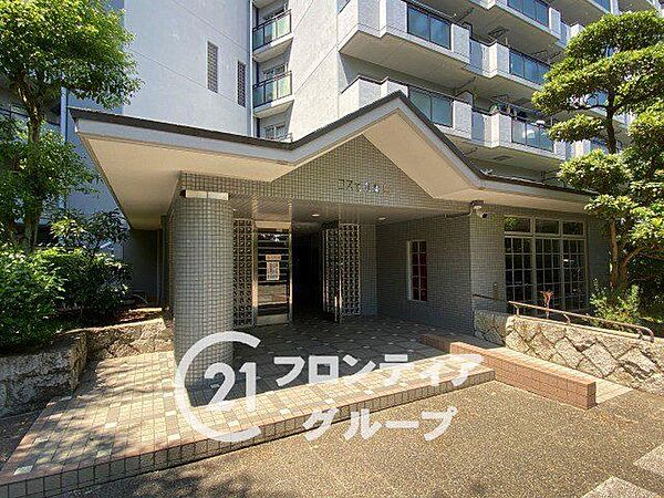 屋根付きのエントランスは雨の日も濡れずに出入りができ安心。開放感のある設計で帰宅時の印象も明るく、住まいの第一印象を高めます。共用部も清掃が行き届いており、疲れて帰ってきた際に安心できる場所です。