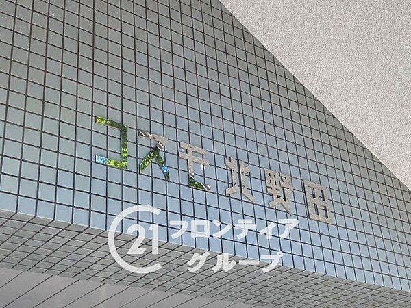 敷地の入り口には建物名が刻まれ、ブランド感のあるファサードを演出。マンション全体の品格を高め、洗練された雰囲気を作り出しています。住まいの顔として、訪れる人に強い印象を与える重要なポイントです。