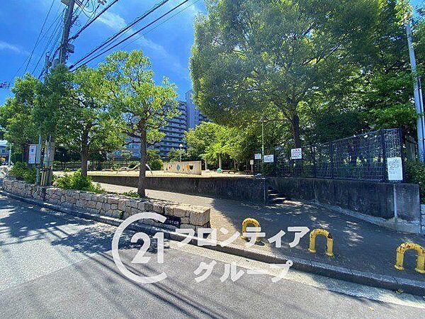 前面道路は道幅が広く、見通しも良好。車の出し入れがしやすく、毎日の運転も安心です。交通量が少なく、静かで落ち着いた住宅街の中に位置しており、子育て世帯やシニア世代にもおすすめの住環境です。