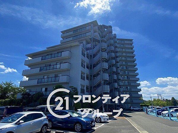 洗練されたモダンなデザインの外観がスタイリッシュで魅力的な印象を与えます。住む人のセンスを引き立て、周囲の景観と調和しながら、毎日の生活に豊かな彩りを加えます。落ち着いた雰囲気で心地よさも感じます。