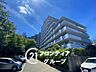その他：高層のマンションは、都会の景色に溶け込みつつも、洗練された外観が目を引きます。シンプルで落ち着いた色合いと現代的なデザインが融合し、上質な暮らしを感じさせる外観です。