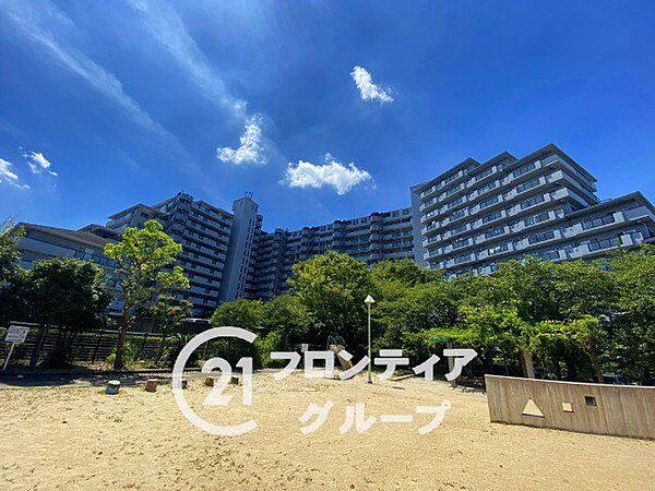 モダンな外観が印象的なマンションは、視覚的に魅力的であり、周辺の景観と見事に調和しています。美しく整ったデザインが、日常の中に静かな品格を添える素敵な空間です。