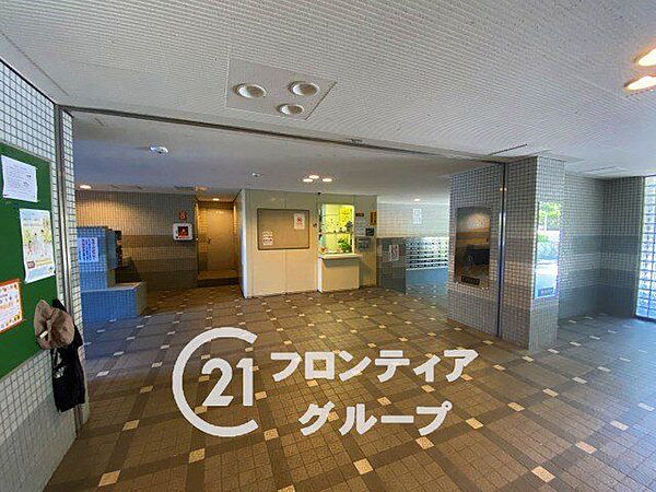 エントランスを抜けると、外光が差し込む明るいロビーが広がります。日常の利便性を考慮した設計で、快適な生活が実現されています。セキュリティ面にも配慮されており、安心して暮らせる住環境が整っています。