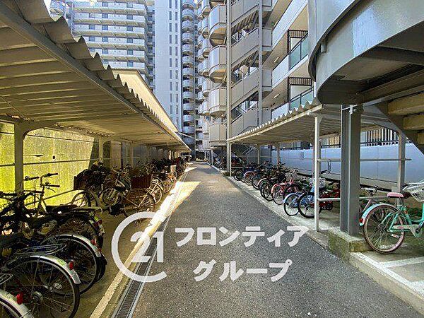 マンション内に完備された駐輪場は、住民の便利さを考慮した設計。自転車を安全に保管できるスペースが確保され、日々の移動をサポートします。清潔で整然とした環境が整い、安心して快適に利用できます。