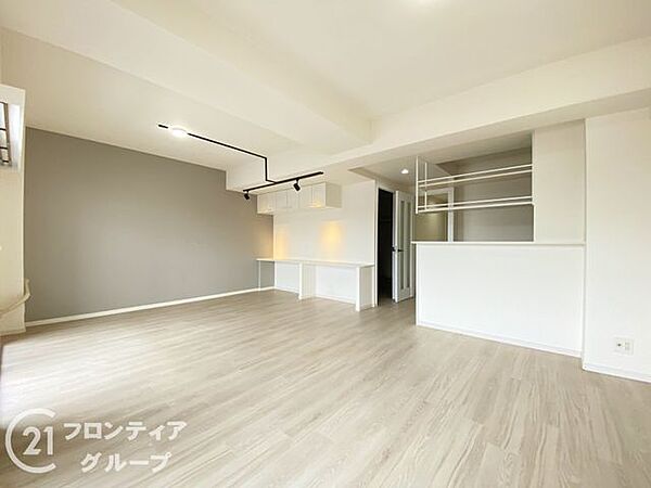 アクセントクロスがおしゃれを彩るリビングダイニングです
