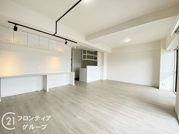 リビングは来客対応やテレワーク、家族の団らんなど、多様なシーンに対応する設計。窓辺に観葉植物を置いたり、ラグやソファで雰囲気を変えるなど、アレンジが楽しめます。自然光がやさしく包むくつろぎの空間です。