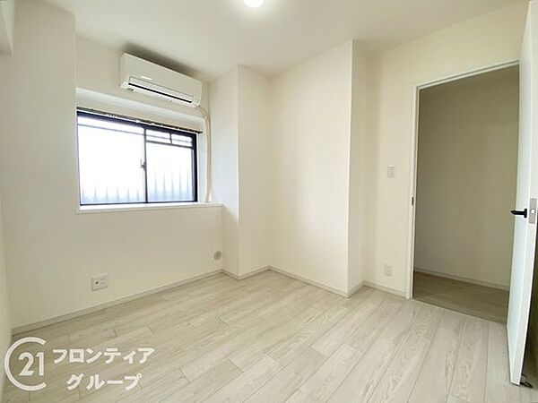 ゆったりとした広さの寝室は、落ち着いた内装が魅力。窓からはやわらかな光が差し込み、心地よい朝を迎えられます。プライベートな時間をしっかり確保できる癒しの空間が整っており、安らぎのひとときを提供します。