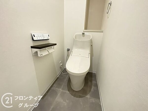 ナチュラルなトーンで統一されたトイレは、空間の広がりを感じる快適設計。床材や壁材にもお手入れのしやすさが配慮されています。毎日使う場所だからこそ、清潔で落ち着ける雰囲気に仕上がっています。