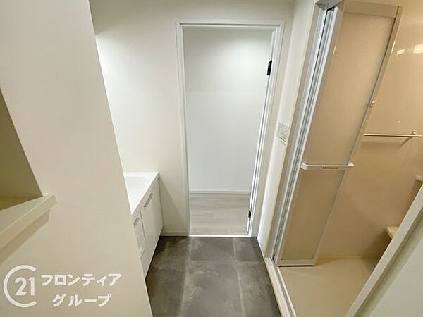 ゆったりとした洗面スペースは、広さと明るさをしっかり確保し、使いやすさに配慮された設計。収納や機能面も充実しており、ご家族全員が毎日快適に使える暮らしやすい空間となっています。