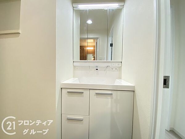 明るく開放的な洗面空間は、家族みんなが使いやすい配置とゆとりのある設計。洗濯機置き場も近く、家事の効率もアップ。落ち着いた色調と使いやすさを兼ね備えた空間で、日々の暮らしをスマートに演出します。